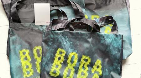 Muleposer med Bora Boras logo og postkort fra LivaCreation
