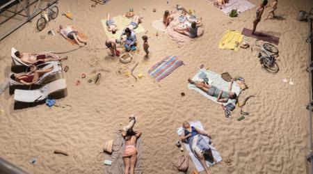 Billede: Rugilė Barzdžiukaitė, Vaiva Grainytė og Lina Lapelytė, Sun & Sea. Opera-performance på Copenhagen Contemporary i samarbejde med CPH STAGE og TRAVERS, 2021. Photo: Frida Gregersen.